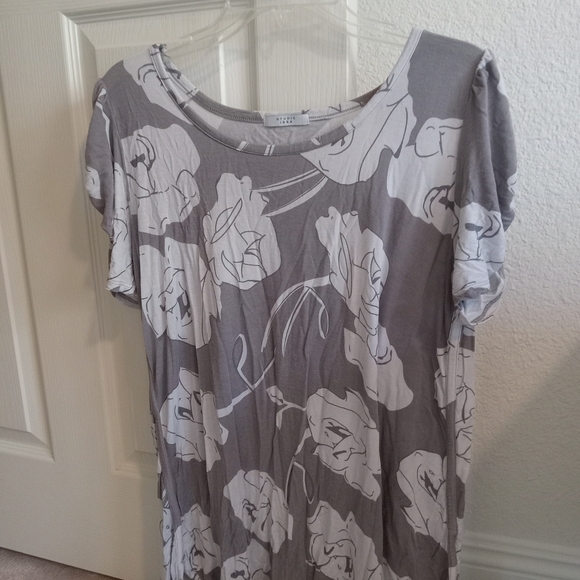 Grey woman's shirt with white flowers - Picture 2 of 3